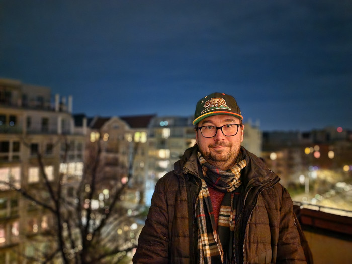 Auch Nachtporträts gelingen mit dem Galaxy S22 Ultra gut: Das Gesicht ist trotz wenig Licht gut ausgeleuchtet. (Bild: Tobias Költzsch/Golem.de)